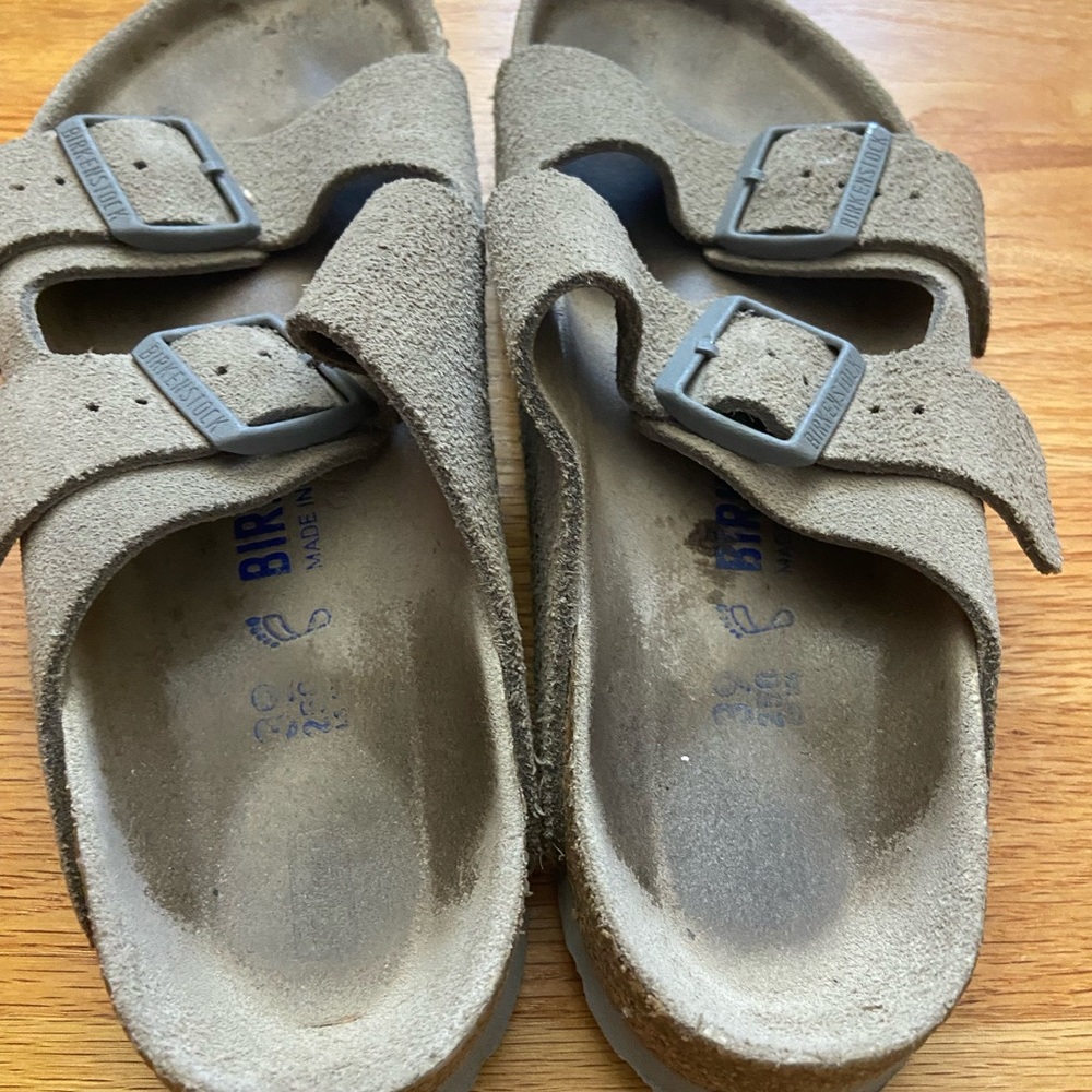 BIRKENSTOCK Women’s Size 39 / 8-8.5 Arizona Taupe Suede 2 Strap Cork Sandals - Picture 13 of 15
